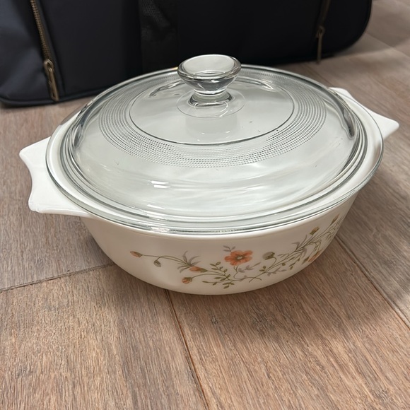 Vintage Pyrex Casserole Dish, Blue Iris Pattern with Pyrex Lid - Picture 9 of 11